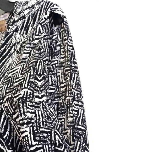 PETER NYGARD black & white cold-shoulder blouse. Button close. Size 6. NWT - Picture 4 of 16